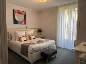 Postel nebo postele na pokoji v ubytování Logis Hôtel Belle Etoile Vichy