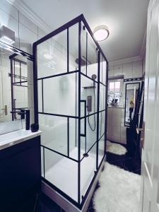a bathroom with a glass wall at Haus Rehlein in Pleiskirchen