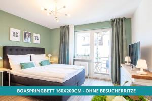 um quarto com uma cama e uma janela em Apt Wahnfried Nr1 - Cityapartment mit Küche, Duschbad, Balkon, Parkplatz - zentral aber ruhig em Bayreuth
