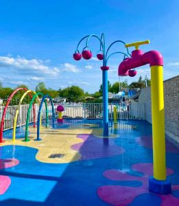 Kawasan permainan kanak-kanak di Bungalow de 3 chambres avec piscine partagee et jardin amenage a Onzain