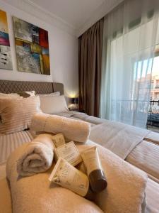 - une chambre avec 2 lits, des serviettes et une fenêtre dans l'établissement appartement luxueux /confort , l’hivernage(Guéliz) au cœur de Marrakech, à Marrakech