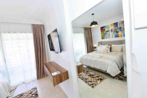 - une chambre avec un lit, une table et un miroir dans l'établissement appartement luxueux /confort , l’hivernage(Guéliz) au cœur de Marrakech, à Marrakech