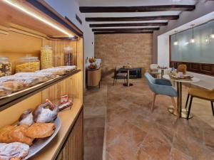 塞埃欣的住宿－HOSTAL HS CEHEGIN，面包店展示面包和糕点