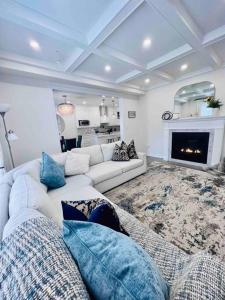 O zonă de relaxare la Luxury Oakville Home, Hot Tub, Fireplace, New Home