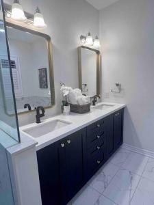 O baie la Luxury Oakville Home, Hot Tub, Fireplace, New Home +45 fotografii