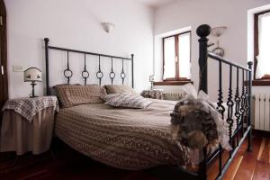 Schlafzimmer mit einem großen Bett mit Metallrahmen in der Unterkunft Reddish Deer House ::: Cadore Dolomiti in Valle di Cadore