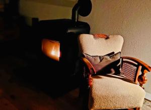einen Stuhl mit einem Kissen in einem Zimmer in der Unterkunft stilvolles und komfortables Chalet mit Weitblick in Ebenfeld