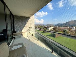 balcone di un edificio con vista sulle montagne di Botanica Khaoyai (Suite, 64 sqm) Mountain View a Mu Si