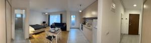 een grote woonkamer met een bank en een keuken bij Dreams Studio in Otopeni