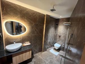 A bathroom at Ashoka Hotel