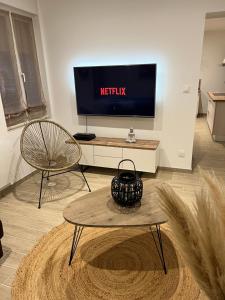 En TV eller et underholdningssystem på Maison Bohème