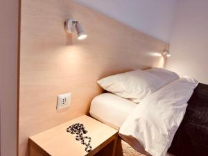 una piccola camera con un letto e un tavolo con more di Dreams Studio a Otopeni