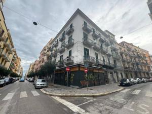 a large white building on the corner of a street at Appartamento centrale vista mare Benny's apartment in Bari