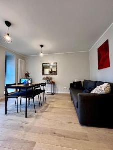 een woonkamer met een bank en een tafel bij Seashell Albatross Boutique Apartment in Ķesterciems