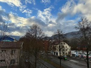 une vue sur une ville avec des bâtiments et un ciel nuageux dans l'établissement Appartement proche Grenoble centre et campus, à Saint-Martin-dʼHères