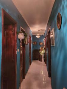 einen Flur eines Hauses mit blauen Wänden in der Unterkunft EL BUDHA in Pobra do Caramiñal