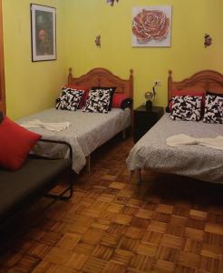 Habitación con 2 camas y sofá en EL BUDHA, en Pobra do Caramiñal