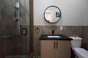 ein Badezimmer mit Waschbecken, Spiegel und Dusche in der Unterkunft Cozy front lake cottage! in Hindon Hill + 34 Fotos
