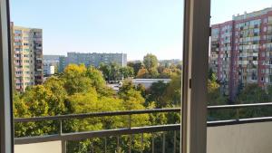 una ventana con vistas a la ciudad en Uroczy apartament z bezpłatnych parkingiem, en Varsovia