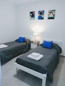 Un pat sau paturi într-o cameră la Alma de Acacia Lodge