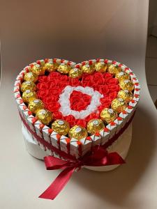 une boîte en forme de cœur remplie de roses rouges et dorées dans l'établissement Suite romantique avec jaccuzy à la gare de Montpellier, à Montpellier