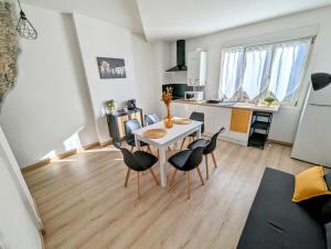 Una cocina y un comedor con mesa y sillas. en Logement complet Dijon Centre jusqu'à 6 couchages, en Dijon 8 fotos más