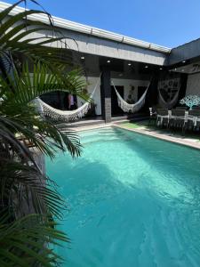 聖克萊門特的住宿－Casa en San Clemente con piscina，房屋中间的游泳池