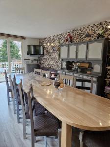 a kitchen and dining room with a wooden table and chairs at Chalet toutou 12/14 personnes in Barèges