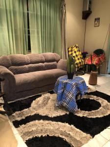 uma sala de estar com um sofá e um cacto em Room in Guest room - Logerthine Cambridge Suriname em Paramaribo