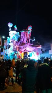 une foule de personnes debout devant un char allégorique dans l'établissement Da Andrea, à Fano