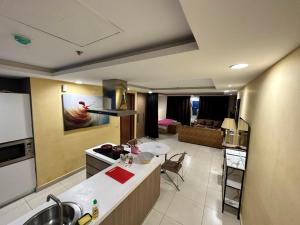 GOLD crest sunset luxury apartment في لاهور: مطبخ مع حوض و كونتر توب