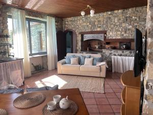 ein Wohnzimmer mit einem Sofa und einem Kamin in der Unterkunft Villa Stone Positano in Positano