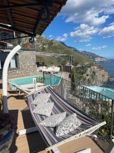 eine Hängematte auf einer Terrasse mit Meerblick in der Unterkunft Villa Stone Positano in Positano