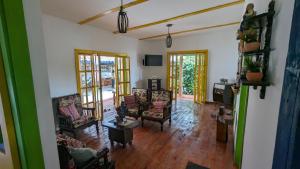 een woonkamer met 2 stoelen en een tafel bij Charming Coffee Farm House in Salento