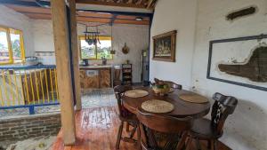 een eetkamer met een houten tafel en stoelen bij Charming Coffee Farm House in Salento