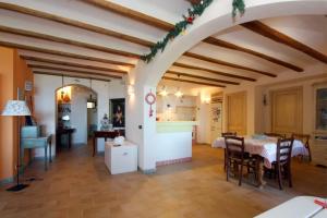 a living room with an archway and a table and chairs at Dolce Dormire Home Holiday in Castellammare del Golfo