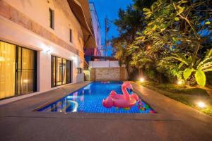 a swimming pool with a pink flamingo in a house at 芭提雅市中心三臥室泳池別墅(可燒烤) in Pattaya Central