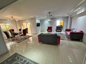 Misr Al Jadedah في القاهرة: غرفة معيشة مع أريكة وطاولة