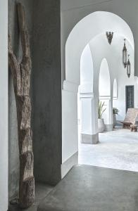 una habitación con un árbol en el medio de un edificio en Riad Atay en Marrakech