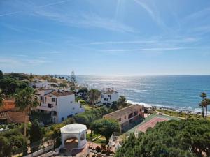 una vista aérea de una ciudad y el océano en Mansion Alhamar Apartment, en Sitio de Calahonda