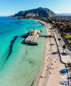 een luchtzicht op een strand met een pier bij Appartamento stazione centrale in Palermo