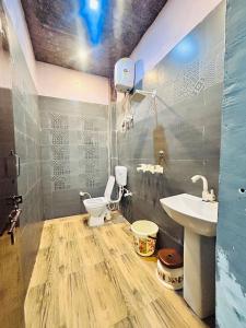 a bathroom with a toilet and a sink at Agrawal Inn Guest House in Mathura