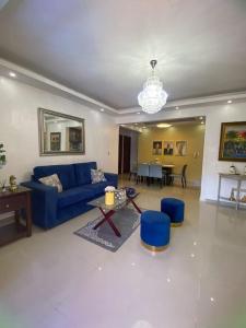 sala de estar con sofá azul y mesa en Confortable apartamento- Cotuí, en Cotuí