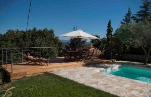 - une terrasse avec une table et un parasol à côté de la piscine dans l'établissement Amazing view ! Great house to gather with friends in Provence, à Gréasque