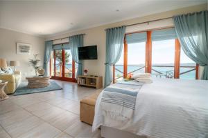 Un dormitorio con una cama y vista al mar. en Le Gaulois Luxury Apartments, sleeps 2, Sea Views, en Ciudad del Cabo
