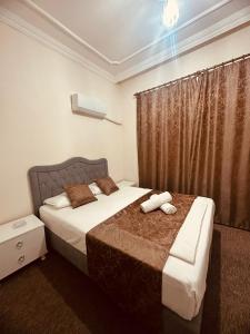 ein Schlafzimmer mit einem Bett mit zwei Handtüchern darauf in der Unterkunft Konak Otel Suriçi in Diyarbakır