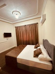 1 dormitorio con 1 cama grande y ventana en Konak Otel Suriçi en Diyarbakır