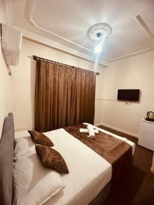 a bedroom with a large bed with a television on the wall at Konak Otel Suriçi in Diyarbakır