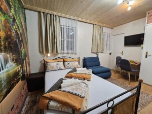2 łóżka w niewielkim pokoju z biurkiem w obiekcie Apia House w mieście Unken