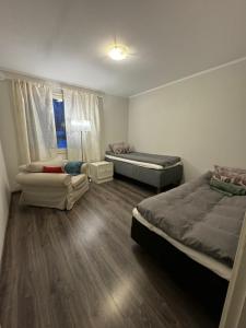 um quarto com 2 camas e um sofá em Saunallinen iso omakotitalo em Kotka